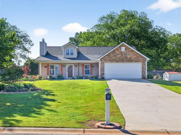 933 Justin Dr, Winder, GA 30680