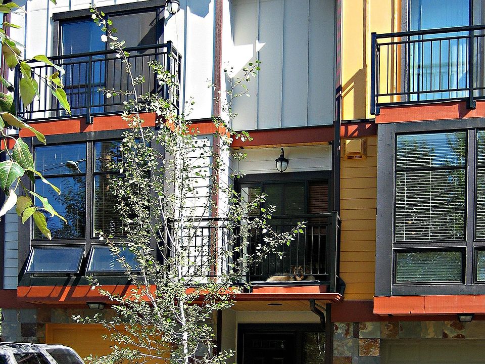 End unit of 4 townhouses