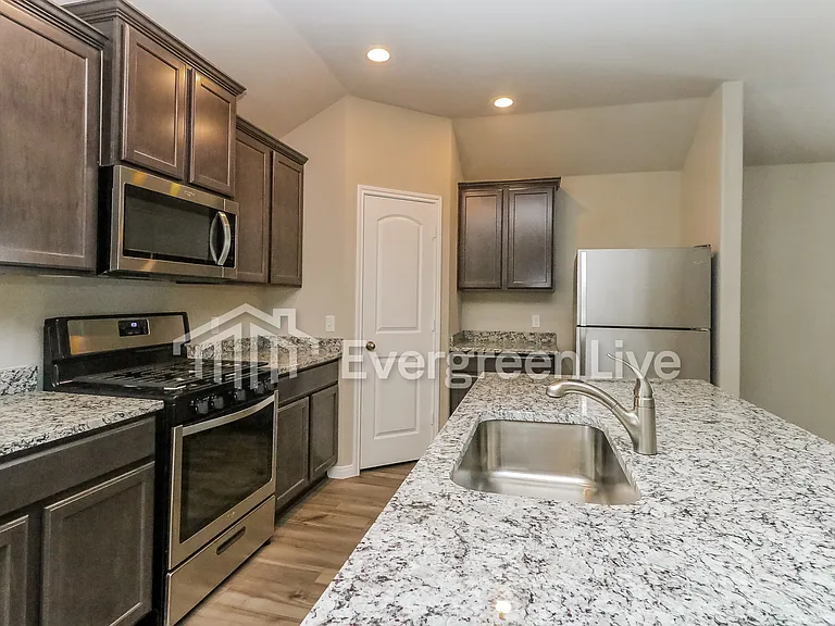 920 NW 3rd St — Photo 8