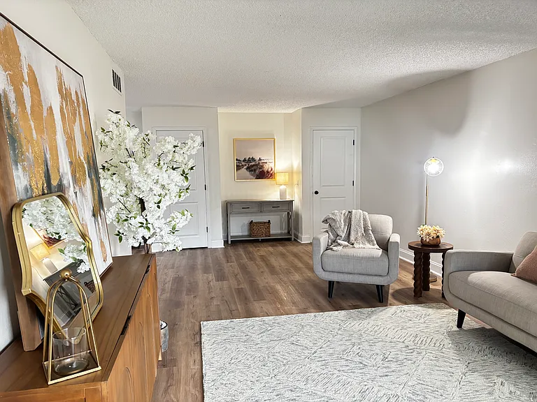 Brookhaven Apartments — Photo 27
