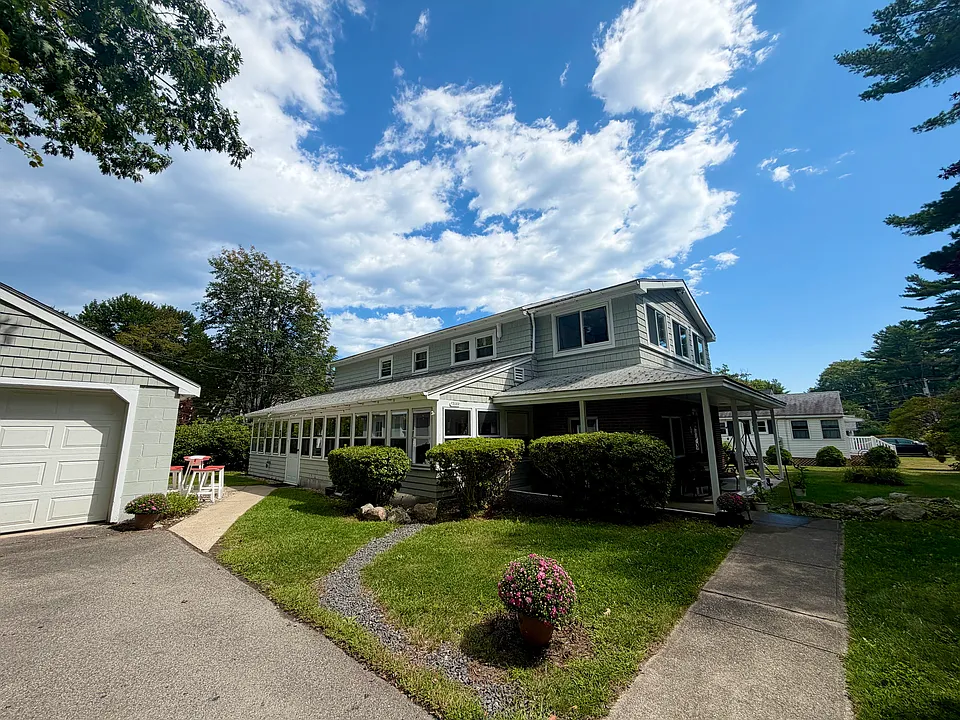 11 Oceanside Ave W