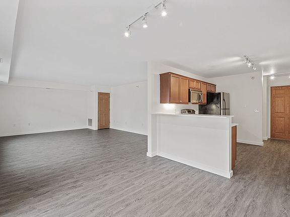 5th image of 500 W Franklin Ave #201