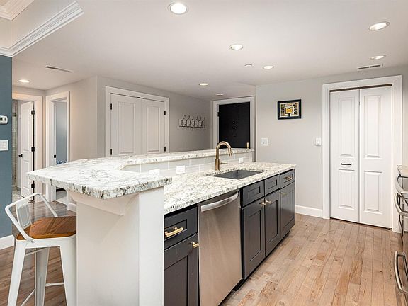 5th image of 505 E Huron St APT 504