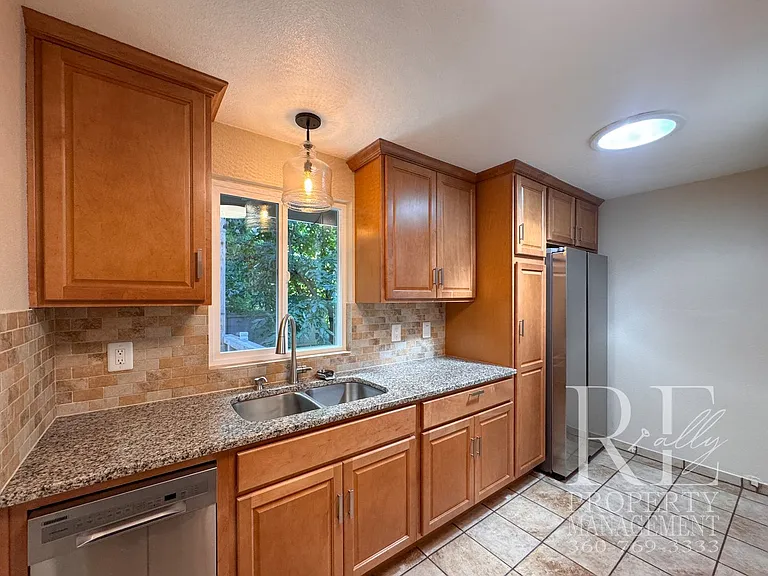 8240 NE Seawind Ave — Photo 9