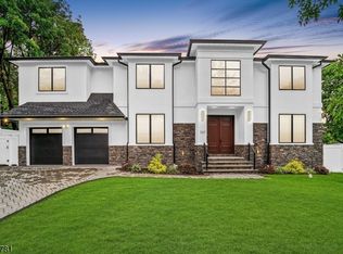 241 Washington Pl, Paramus, NJ 07652