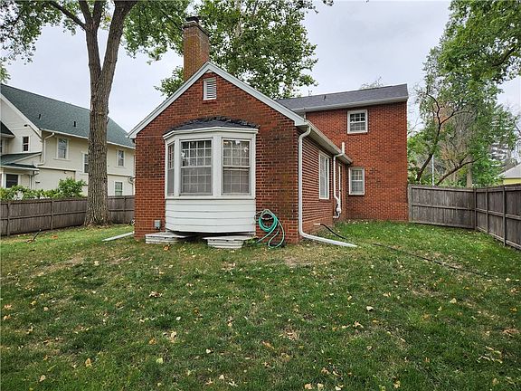 3rd image of 906 N Buxton St