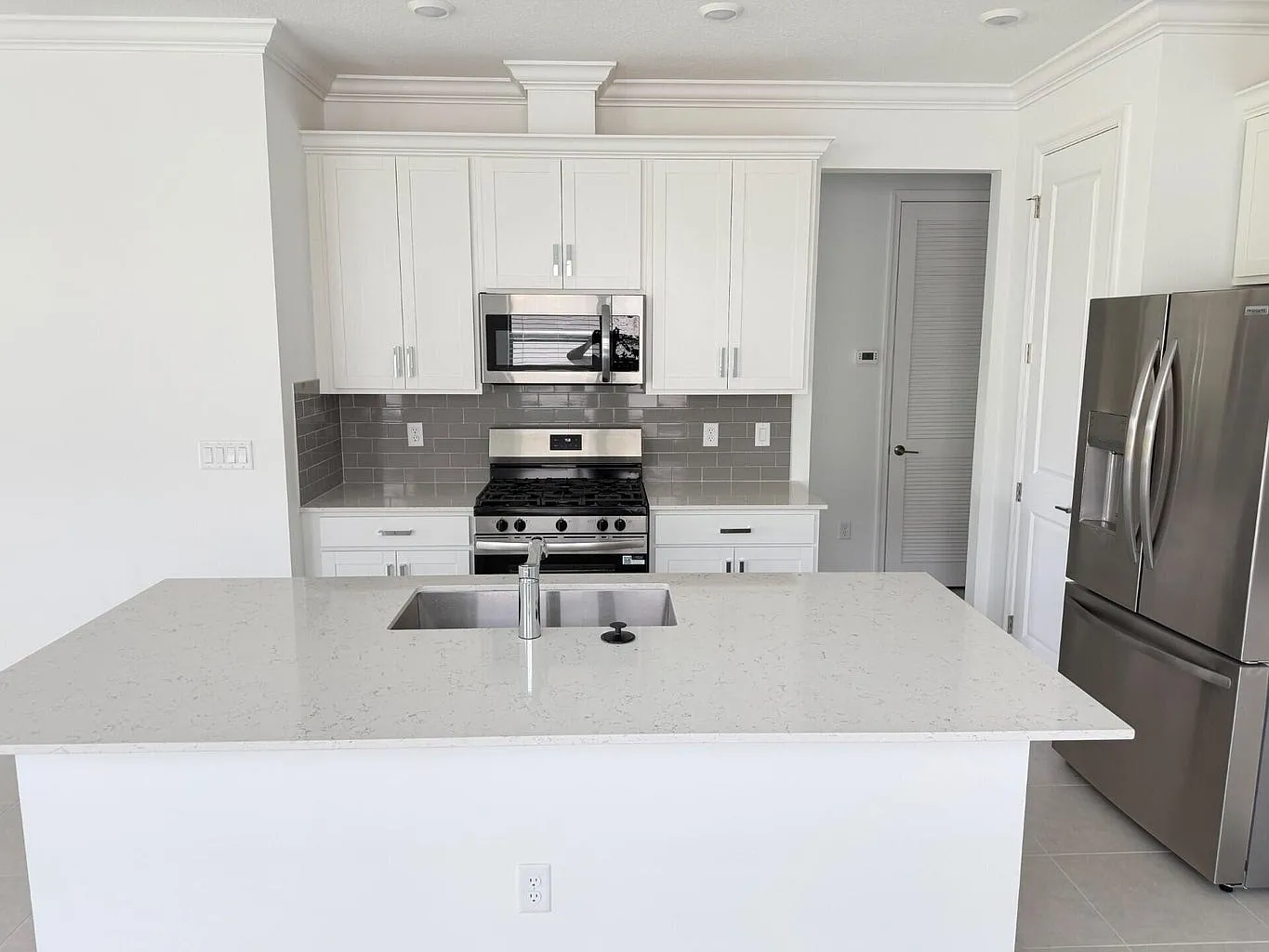 3 bed, 2004 sqft, $2,800 — Photo 2