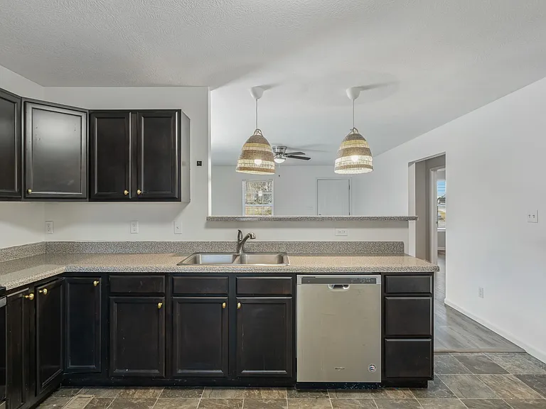 2100 Paris Rd — Photo 10