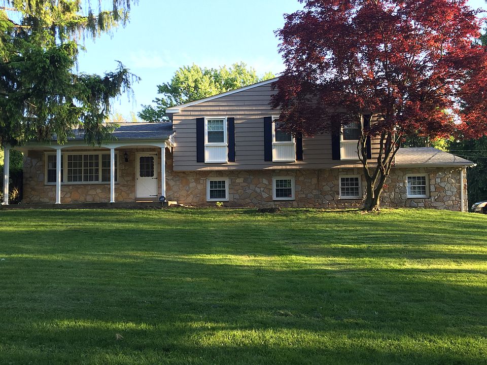 1st image of 404 Oakland Dr