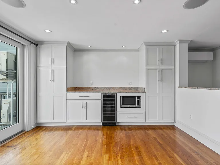 256 W 3rd St #2 — Photo 7