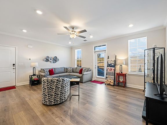 5th image of 836 Goswell Dr #102
