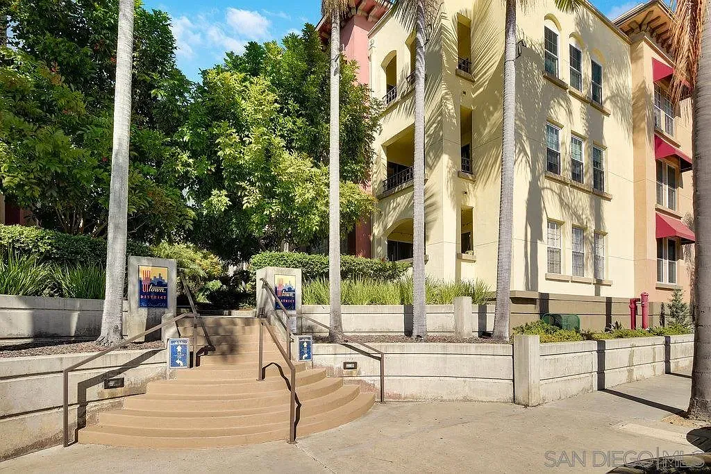 Uptown District — Photo 2