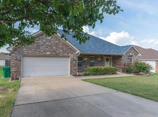 2004 Henry Ave, Bryant, AR 72022