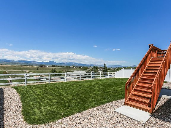 Great mountain views- fully fenced yard