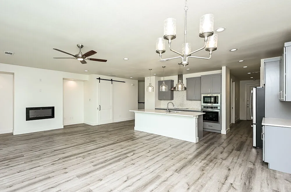 3 bed, 3.0 bath, 1946 sqft, $2,390 — Photo 4