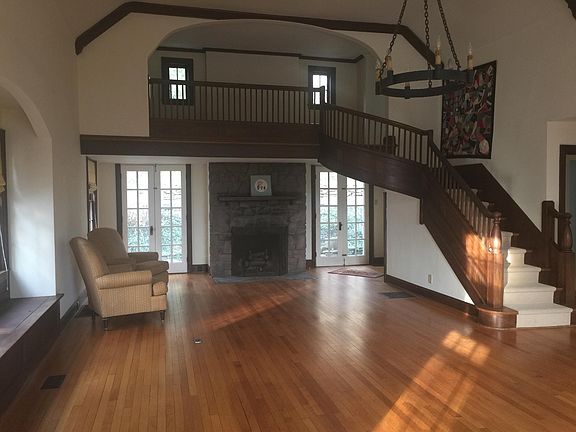 5th image of 440 W College St