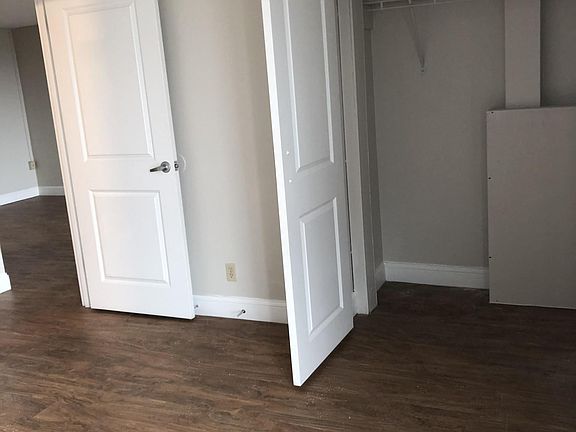 5th image of 812 Memorial Dr APT 1606