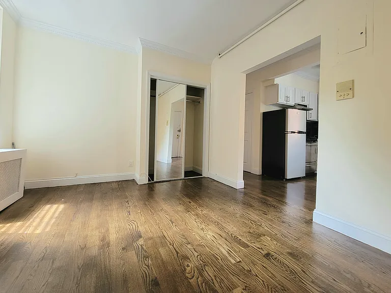130 E 4th St #7 — Photo 4