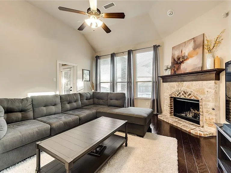 629 Hummingbird Dr — Photo 2