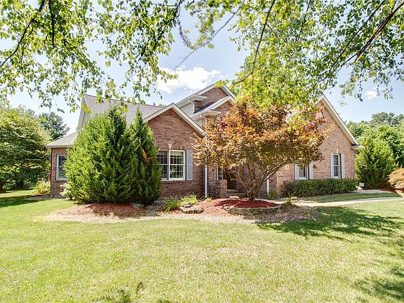 3rd image of 124 Illini Ln