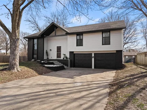 12318 S Locust Cir, Olathe, KS 66062