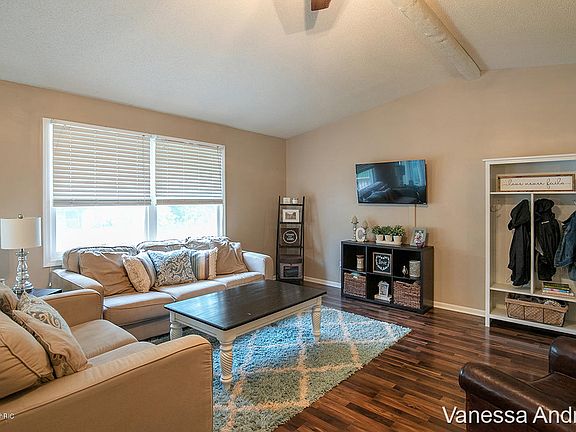 3rd image of 948 N Park Ct NE