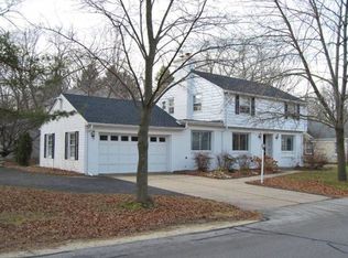 1021 E Spooner Rd, Fox Pt, WI 53217