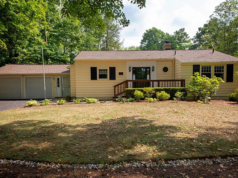 120 Laurel Rd — Photo 2