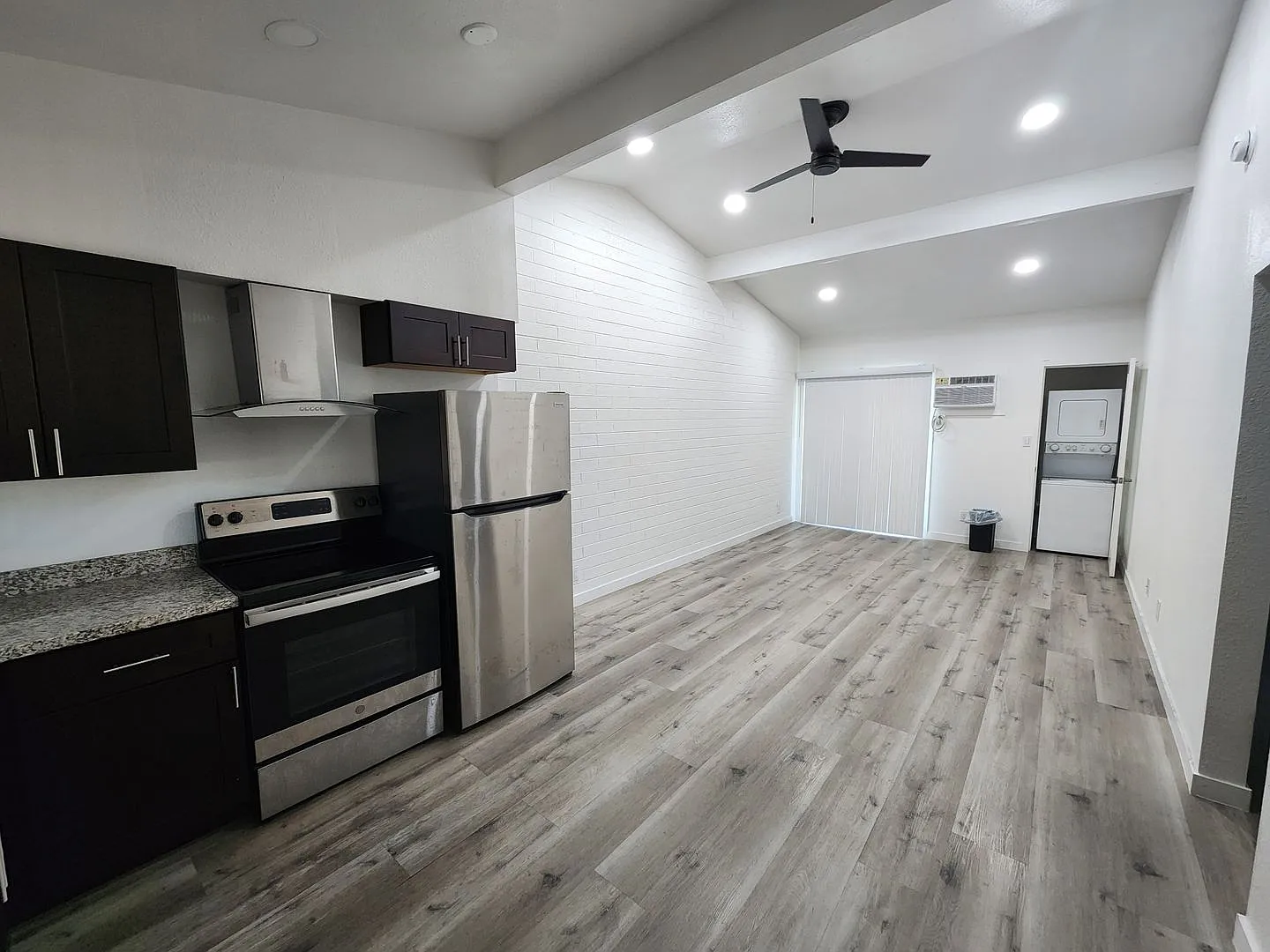 211 S 13th St Unit 04 — Photo 3