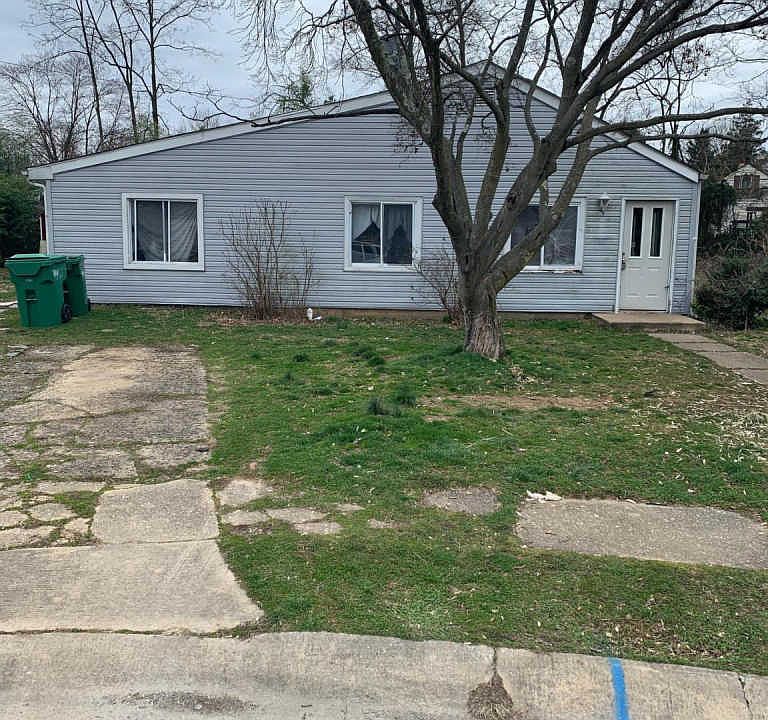 1st image of 10 Oxford Ct
