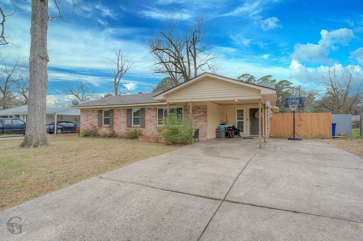 Building Photo - 9478 Poinsetta Dr