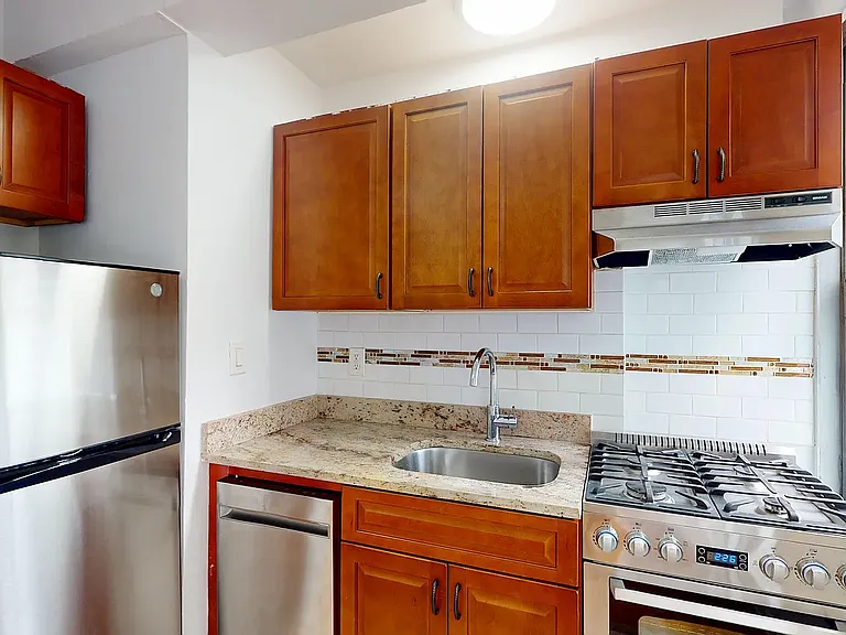 301 E 38th St #2F — Photo 6