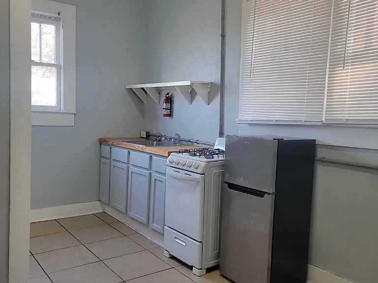 219 E 3rd St #3 — Photo 5
