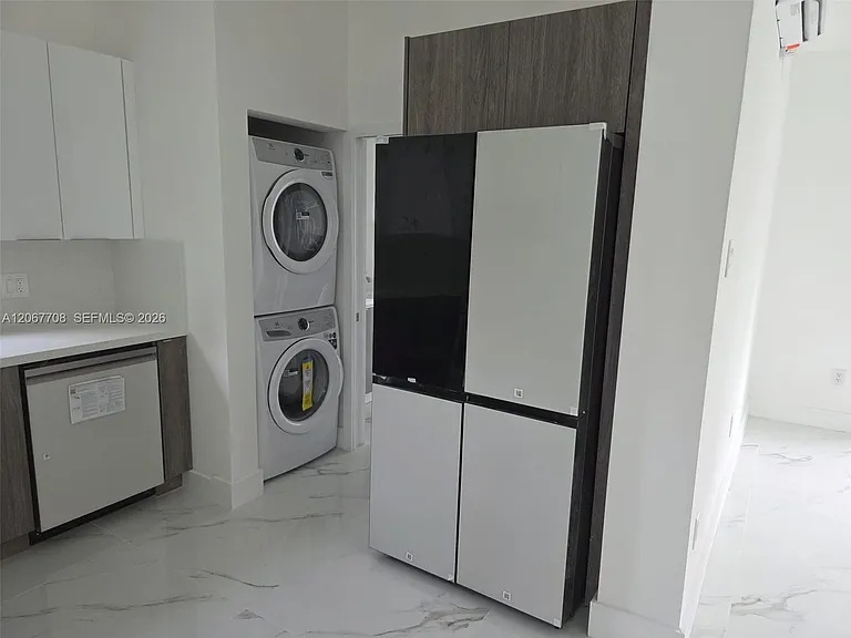 111 NE 45th St — Photo 3
