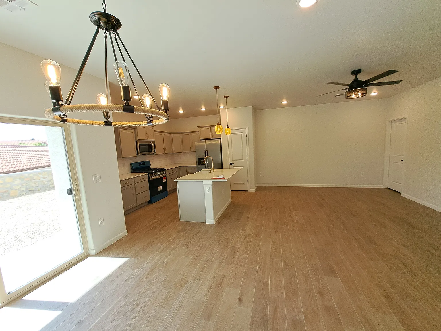 3 bed, 2.5 bath, 1920 sqft, $1,950 — Photo 3