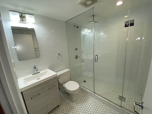 Rented by Salon Realty Corp | media 8