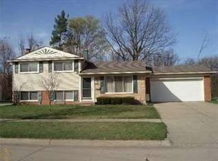 41812 Riveroaks Dr, Plymouth, MI 48170