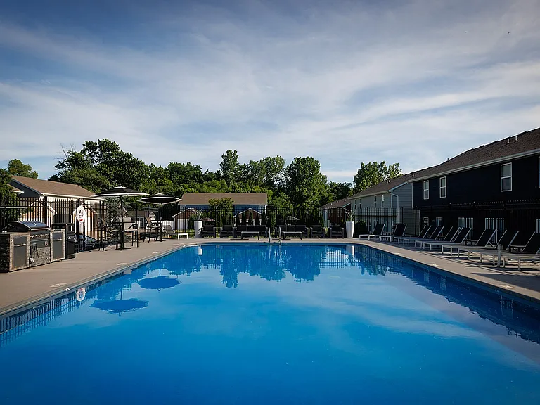 Sparkling-Pool-The-Row-Apartments-Near-Mizzou