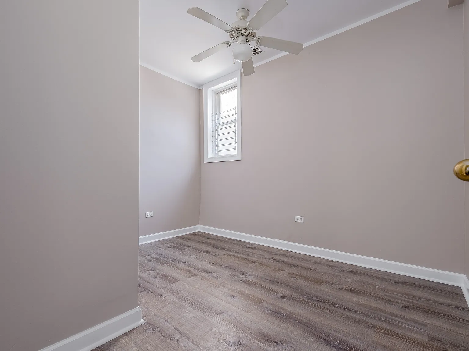 738 w Briar — Photo 3