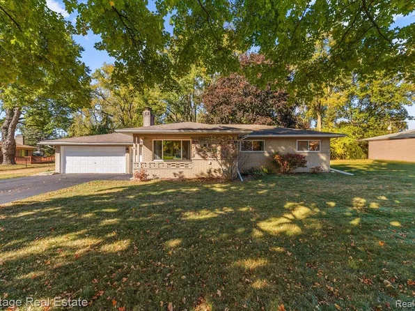 2831 Silverstone Ln, Waterford, MI 48329