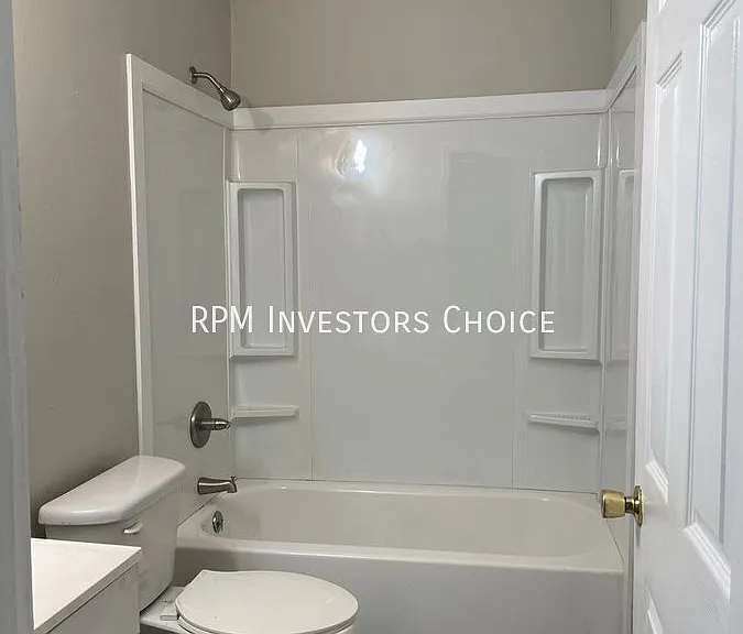 906 Laura St — Photo 14