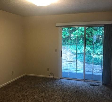 5th image of 103 Meadow Park Ln APT A