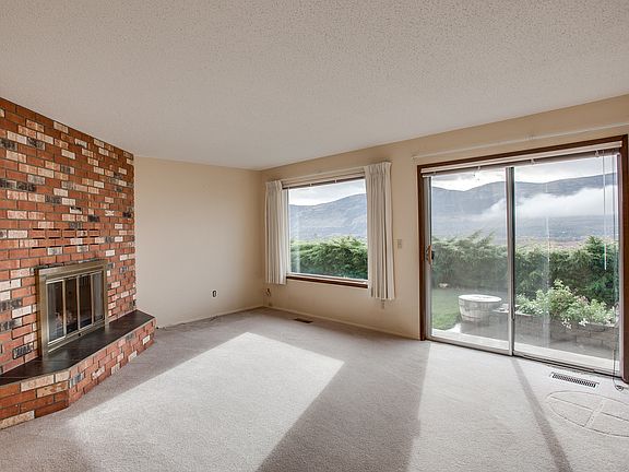 Livingroom w/Fireplace &View