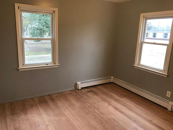 4th image of 631 Maria St