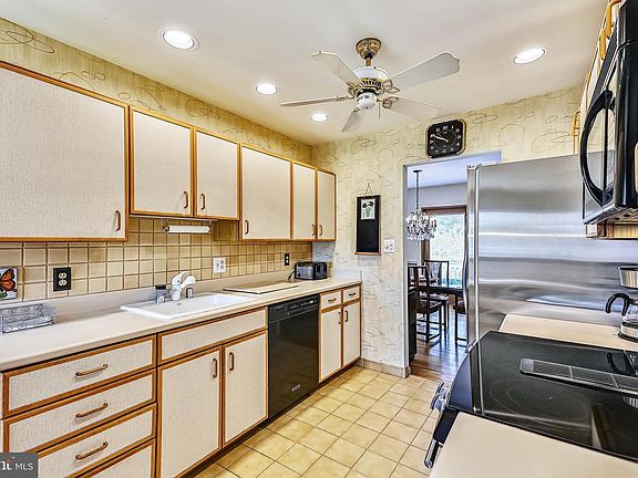 5th image of 2 Perrywood Ct