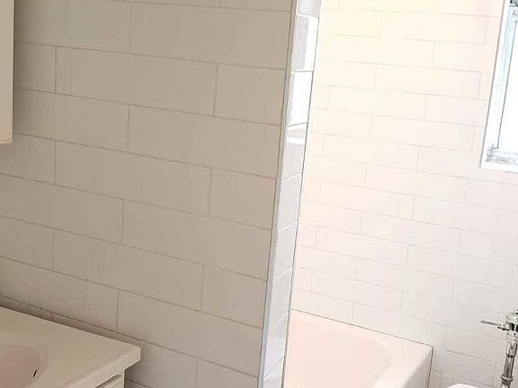 5th image of 1171 President St #B3