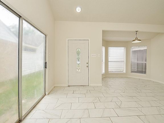 4th image of 11818 Spring Grove Dr