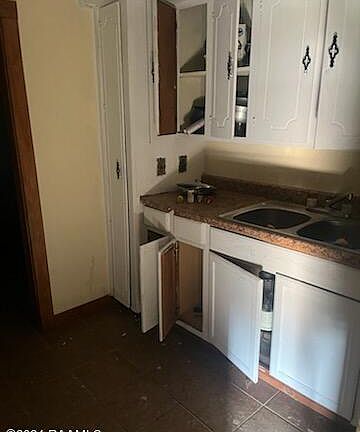 5th image of 114 Seagraves St
