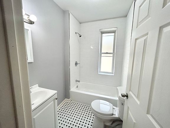 2nd image of 1342 S Lindenwood St #V