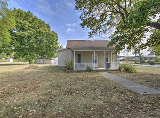 204 E B St N, La Place, IL 61936